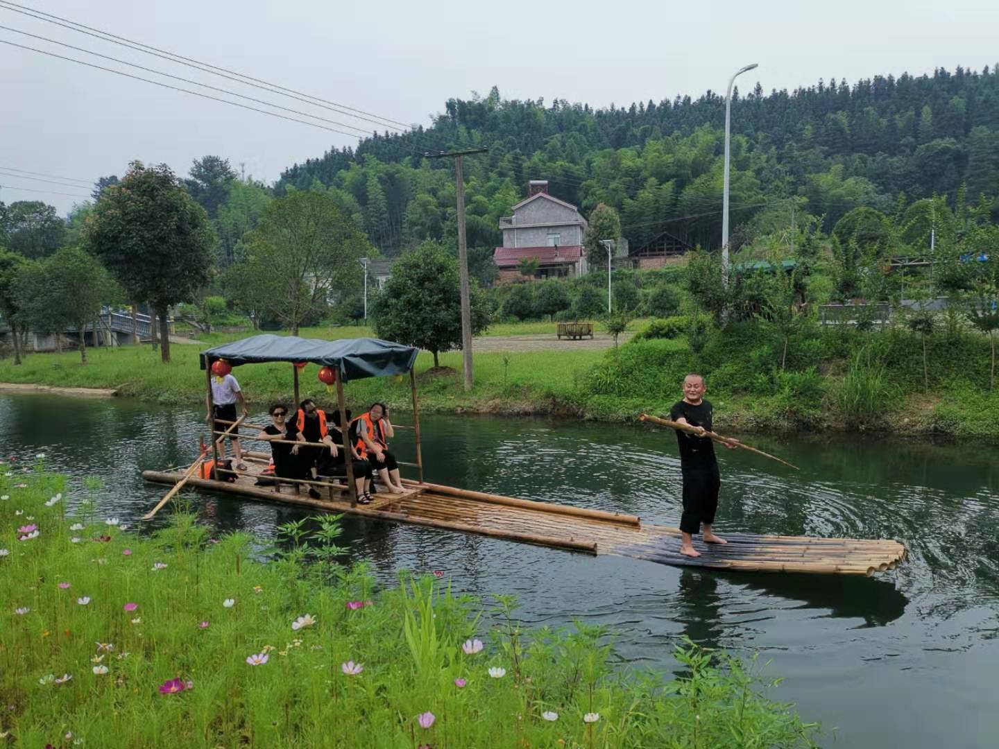 小小竹排，水中游